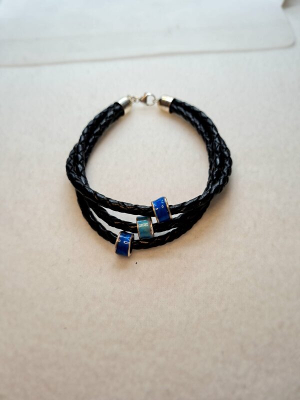 Leder-Armband mit 3 Silberanhängern blau gefärbt