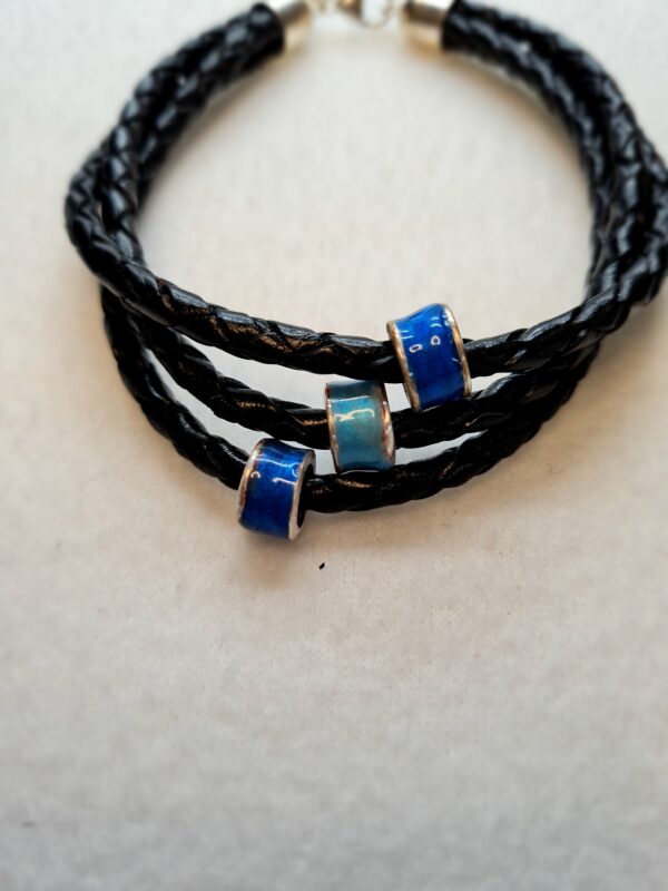 Leder-Armband mit 3 Silberanhängern blau gefärbt