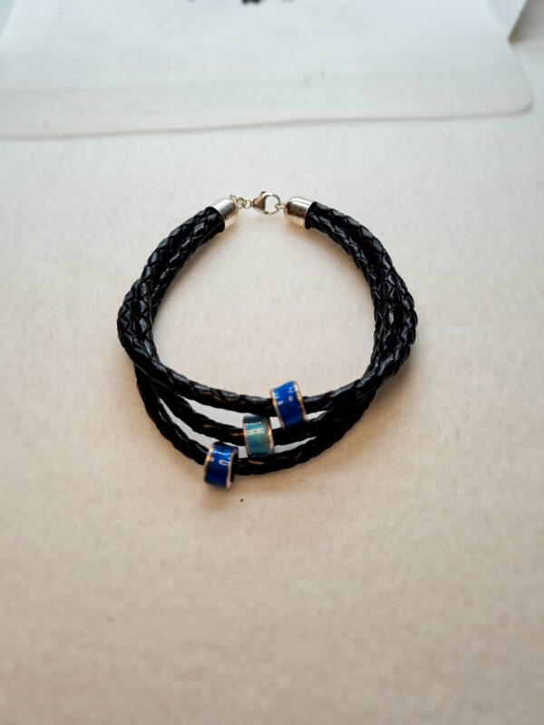 Leder-Armband mit 3 Silberanhängern blau gefärbt