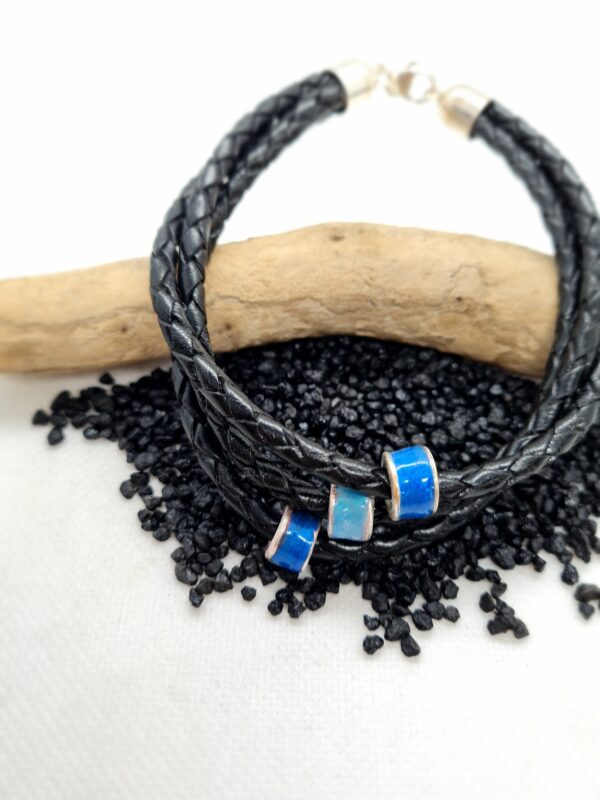 Leder-Armband mit 3 Silberanhängern blau gefärbt