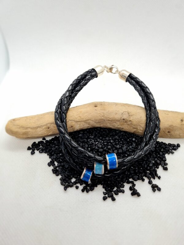 Leder-Armband mit 3 Silberanhängern blau gefärbt
