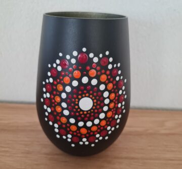 Glas mit handbemalten «Dot Painting»  Muster rot