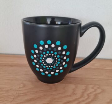 Tasse mit handbemalten «Dot Painting» Muster blau