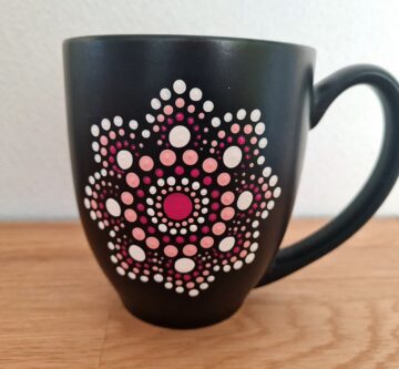 Tasse mit handbemalten «Dot Painting» Muster rosa