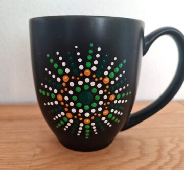 Tasse mit handbemalten «Dot Painting» Muster grün