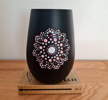 Glas mit handbemalten «Dot Painting» Muster rosa