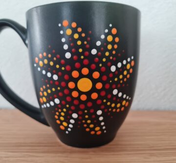 Tasse mit handbemalten «Dot Painting» Muster rot