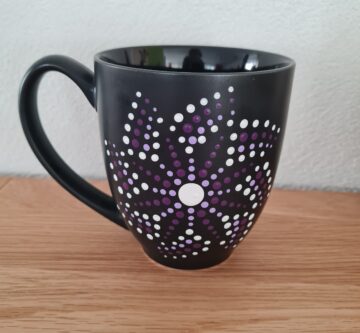 Tasse mit handbemalten «Dot Painting» Muster violett