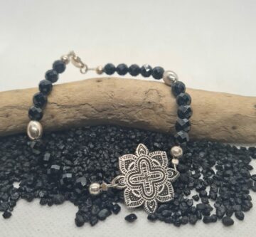 Steinarmband mit Silberanhänger «Mandala-Blume»