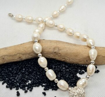 Steinkette «Perlen» mit filigraner Silberkugel