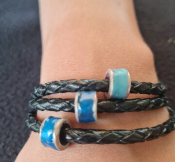 Leder-Armband mit 3 Silberanhängern blau gefärbt