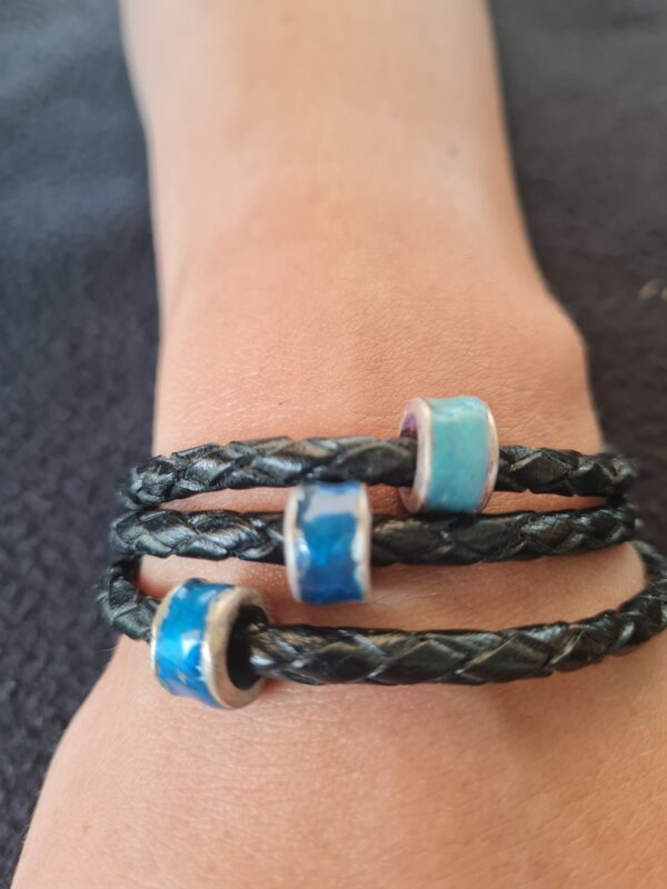 Leder-Armband mit 3 Silberanhängern blau gefärbt