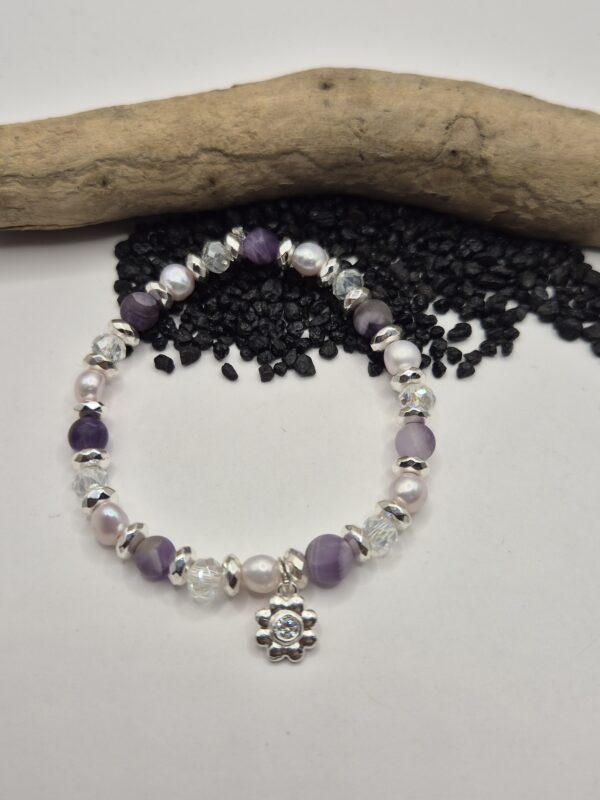 Stein-Armband elastisch mit kleinem Blumenahänger