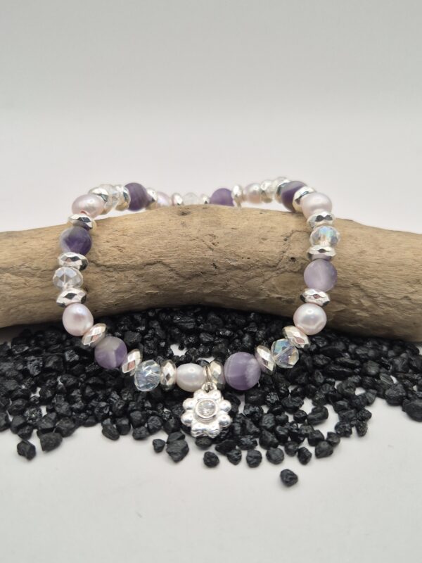 Stein-Armband elastisch mit kleinem Blumenahänger