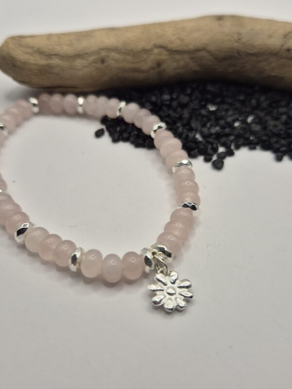 Stein-Armband elastisch mit kleiner Blume