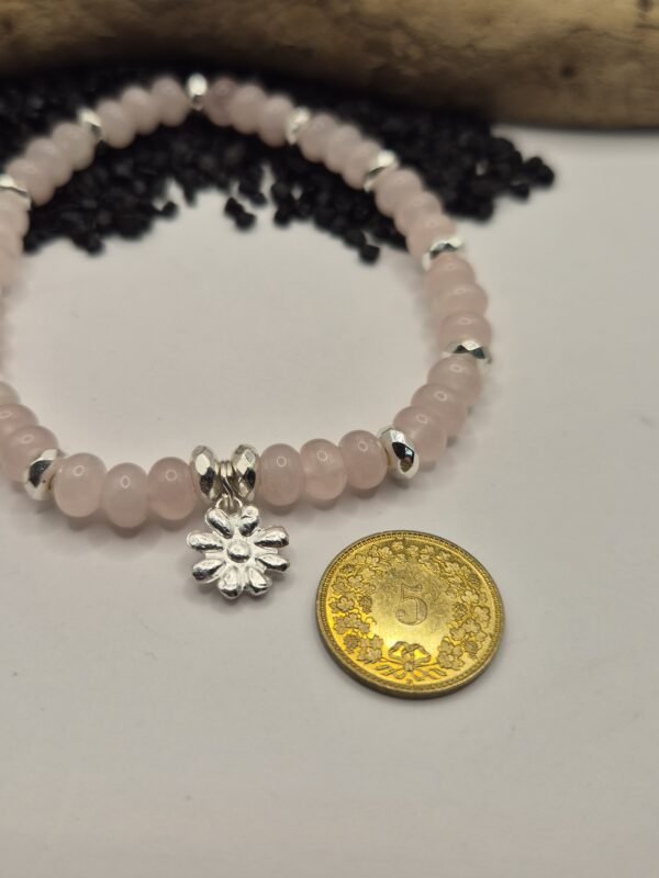 Stein-Armband elastisch mit kleiner Blume