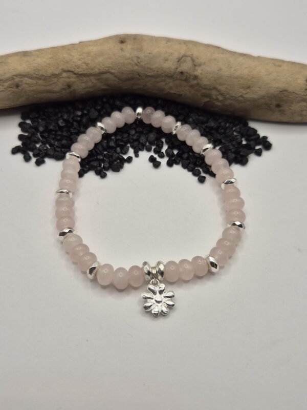 Stein-Armband elastisch mit kleiner Blume