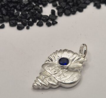 Silberanhänger «Muschel» mit blauem Zirkon