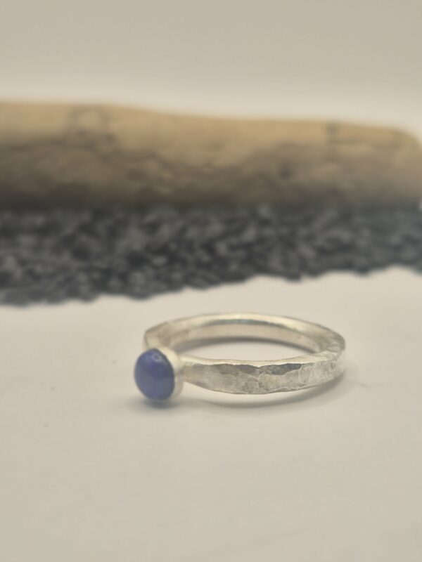 Silberring geschmiedet mit blauem Lapislazuli Naturstein