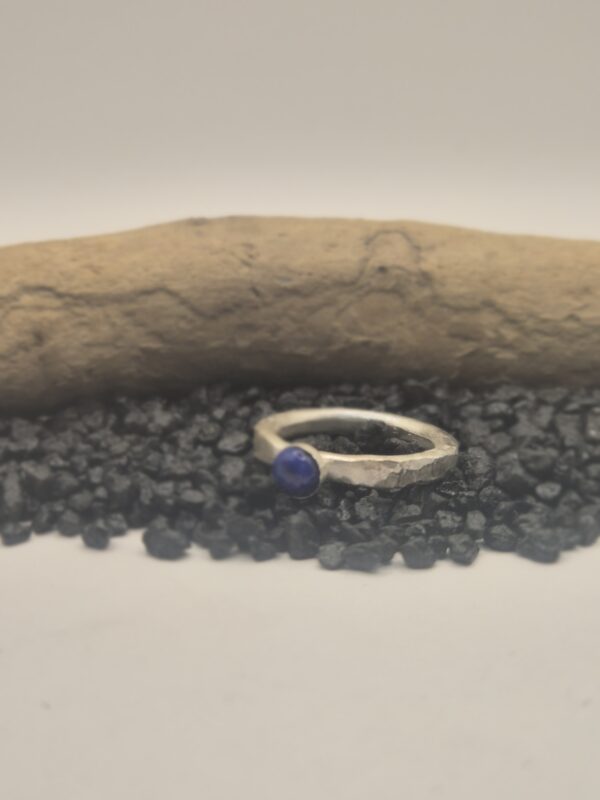 Silberring geschmiedet mit blauem Lapislazuli Naturstein