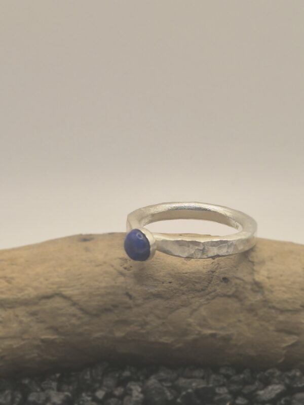 Silberring geschmiedet mit blauem Lapislazuli Naturstein
