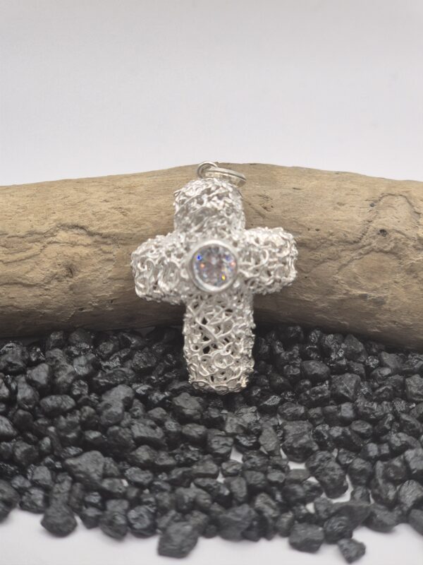 Silberanhänger "Kreuz" mit grosser Zikronie