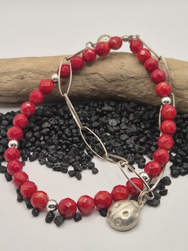 Stein-Armband "Koralle" mit Silberkette und Glückskäfer-Anhänger