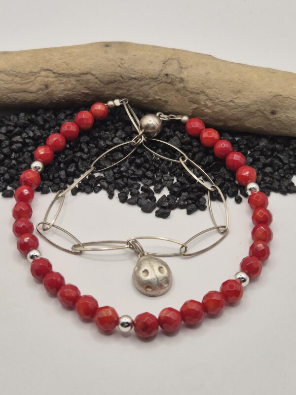 Stein-Armband "Koralle" mit Silberkette und Glückskäfer-Anhänger